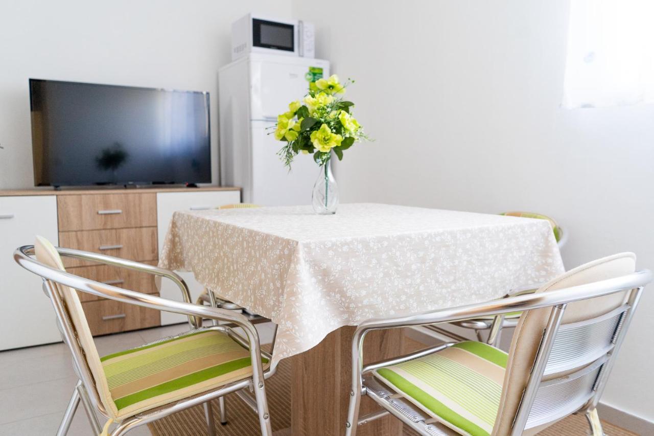 Apartment Mladen Биоград на Мору Екстериор снимка