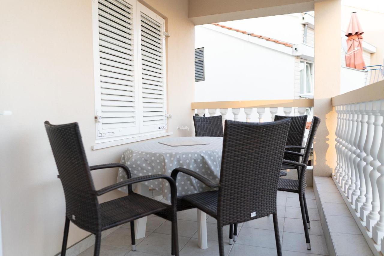 Apartment Mladen Биоград на Мору Екстериор снимка