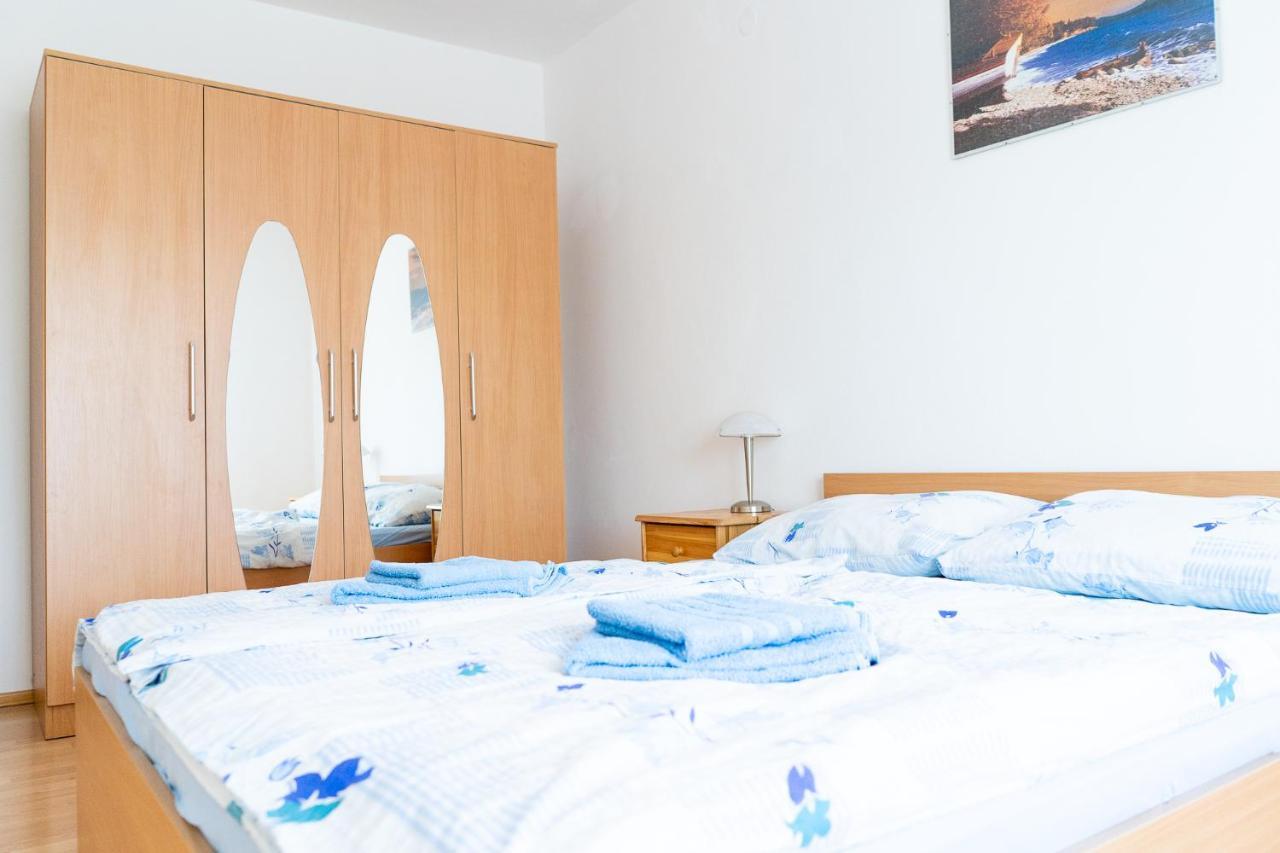 Apartment Mladen Биоград на Мору Екстериор снимка