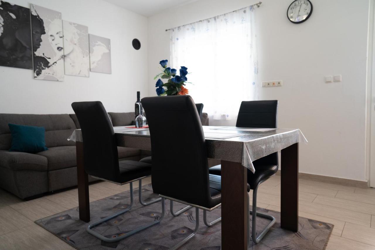 Apartment Mladen Биоград на Мору Екстериор снимка
