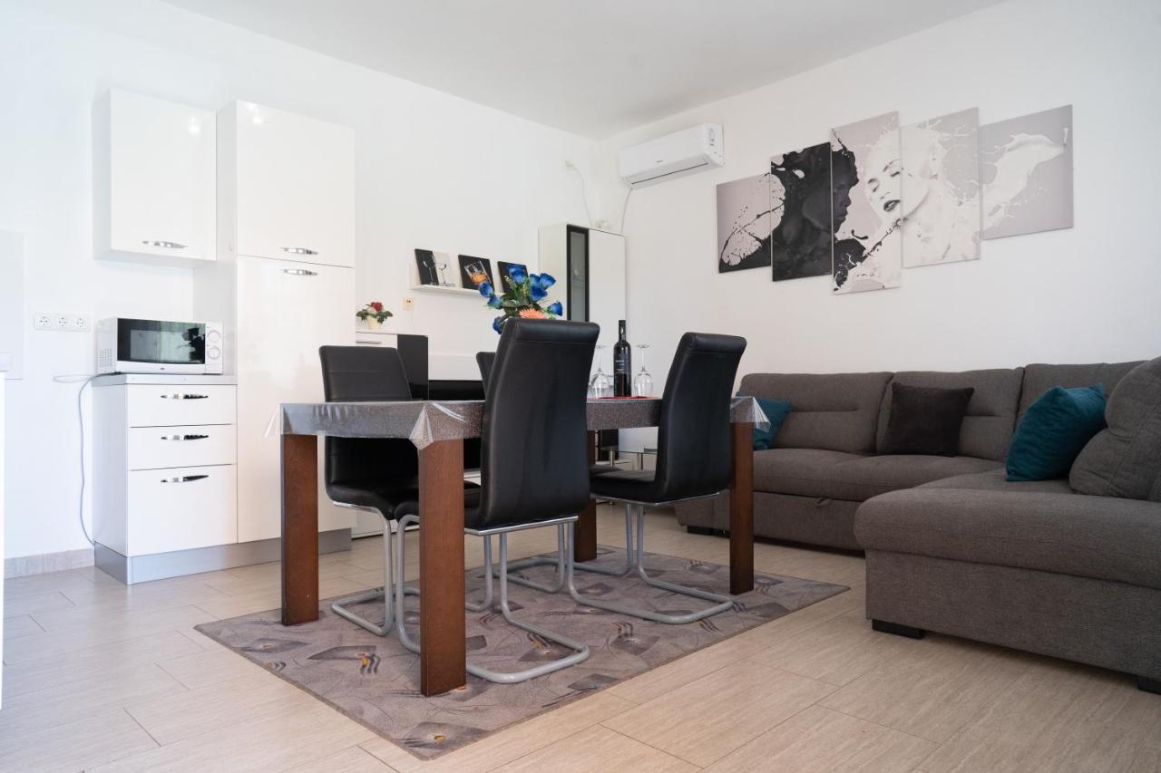 Apartment Mladen Биоград на Мору Екстериор снимка